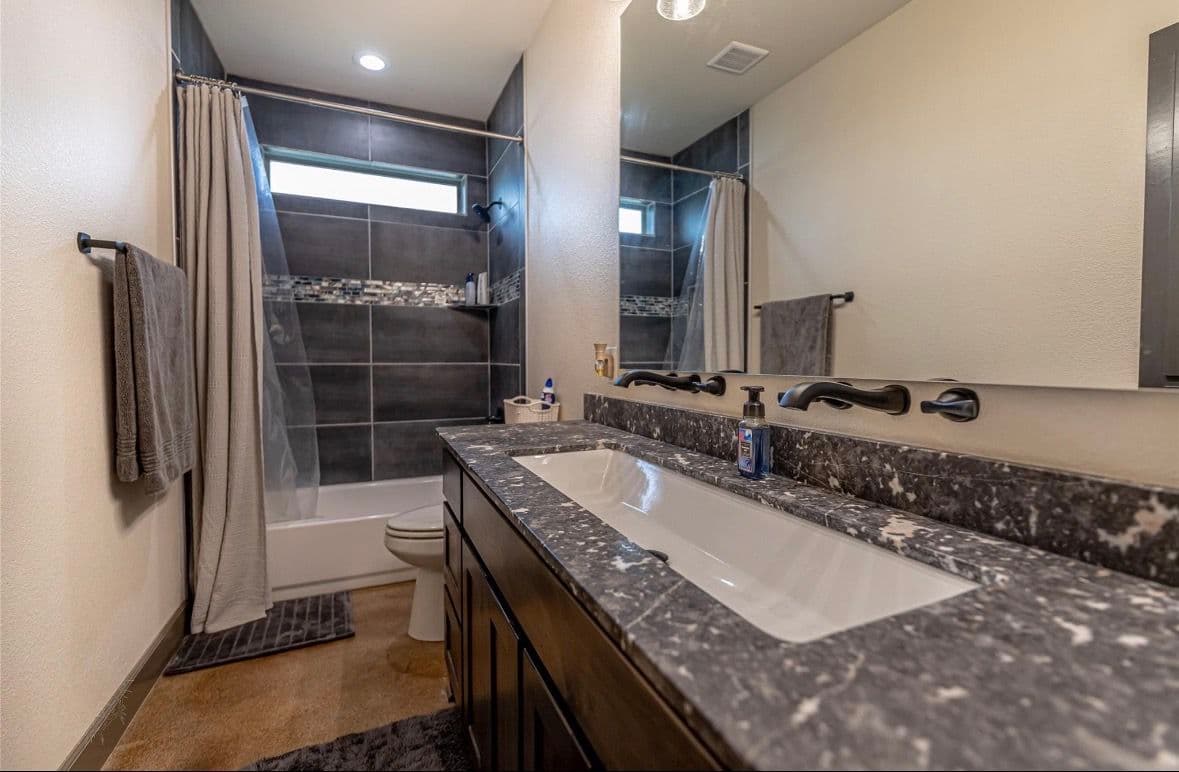 Gallery photos for Custom Home Finish Out With Warm Finishes and Clean Lines: Image #5